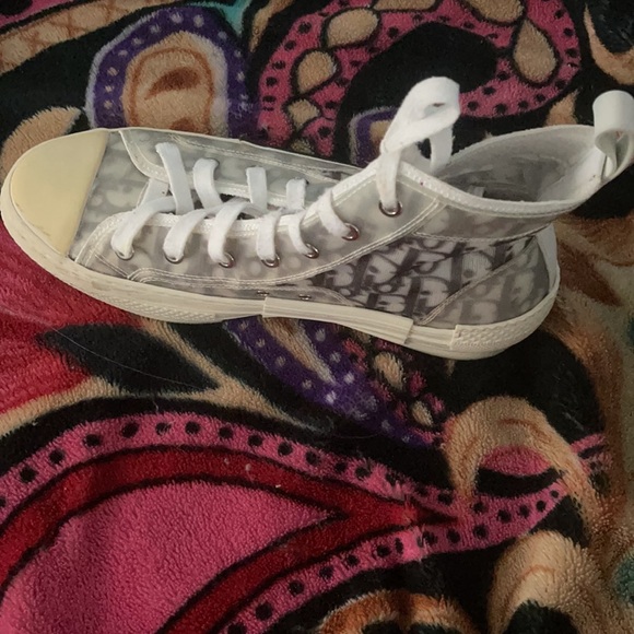 Selling - Picture 2 of 4